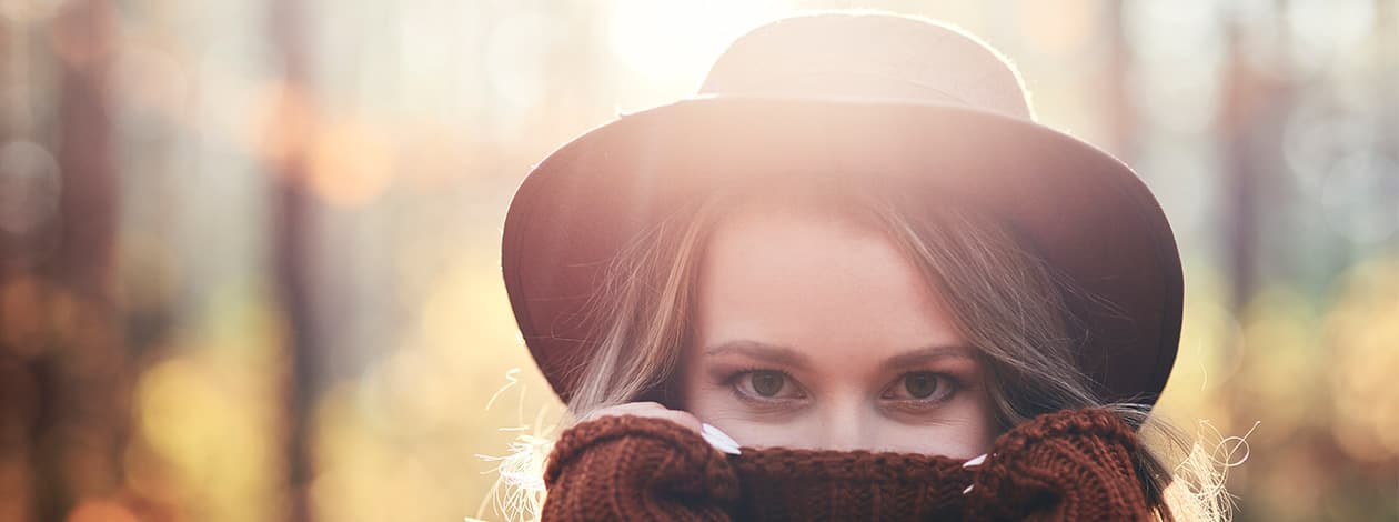 Damen und Herren pr�sentieren modische H�te in verschiedenen Fassons
