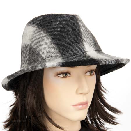 Chapeau en tissu avec motif � carreaux et bord moyennement large