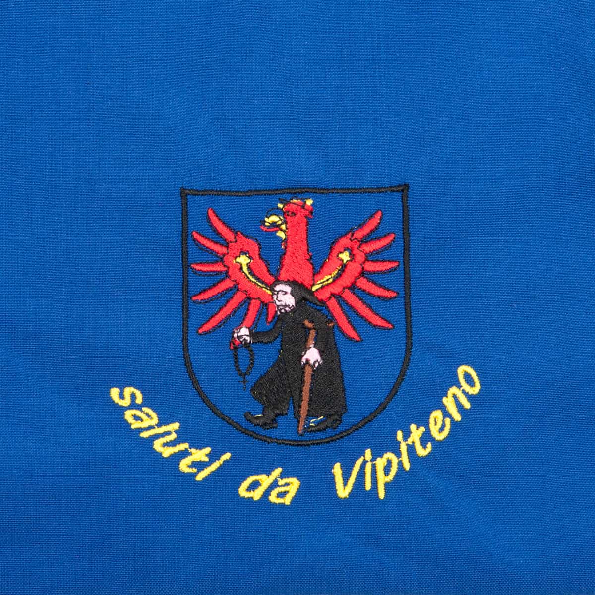 Tablier bleu avec motif "Saluti da Vipiteno&quot ;